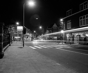 857556 Gezicht in de Jan van Scorelstraat te Utrecht, bij avond, ter hoogte van de kruising met de Prins Hendriklaan.